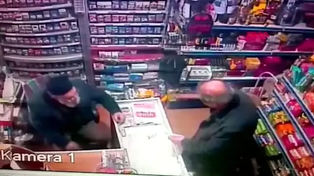 Kemalpaşa Haberleri: Bakkaldan kendisini dolandırmak isteyen kişiye tokat Kemalpaşa Haberleri: Bakkaldan kendisini dolandırmak isteyen kişiye tokat