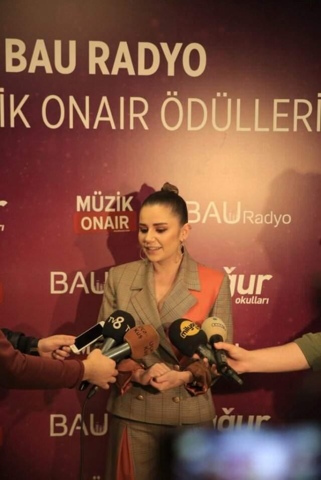Okan Bayülgen'den Ödül Aldıktan Sonra Törenden Ayrılanlara Olay Gönderme: Ödülünü Alan Sevişmeye Koşuyor