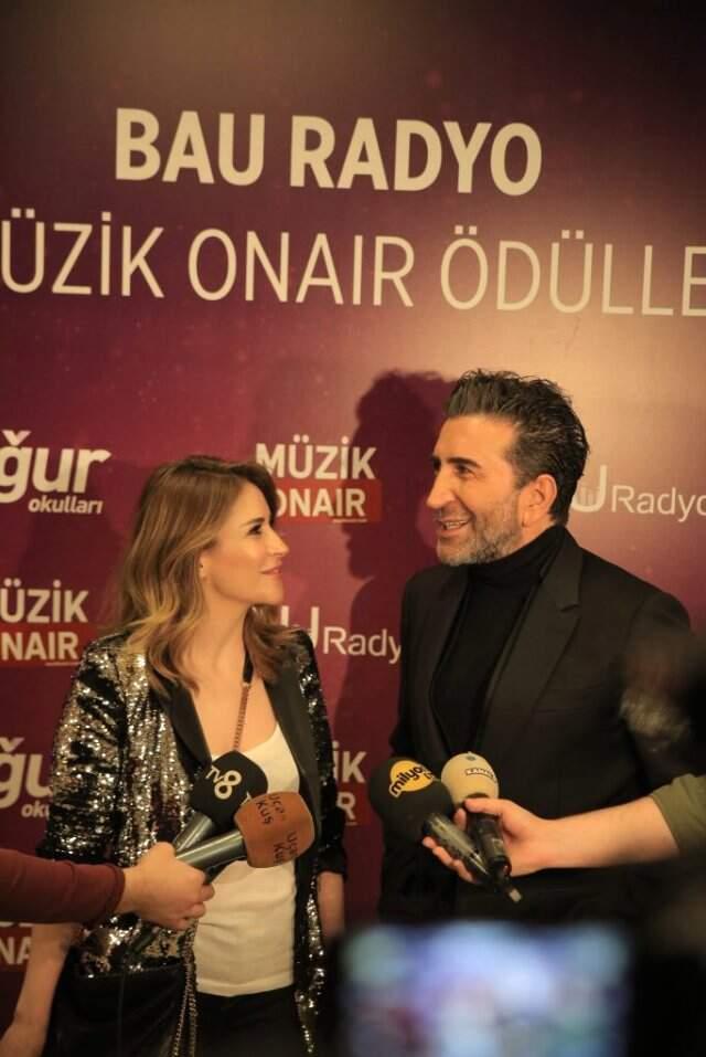 Okan Bayülgen'den Ödül Aldıktan Sonra Törenden Ayrılanlara Olay Gönderme: Ödülünü Alan Sevişmeye Koşuyor