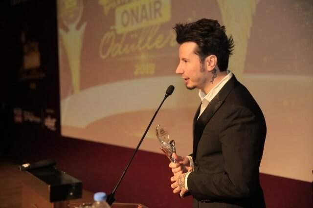 Okan Bayülgen'den Ödül Aldıktan Sonra Törenden Ayrılanlara Olay Gönderme: Ödülünü Alan Sevişmeye Koşuyor