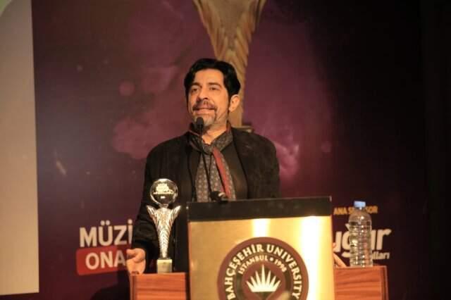 Okan Bayülgen'den Ödül Aldıktan Sonra Törenden Ayrılanlara Olay Gönderme: Ödülünü Alan Sevişmeye Koşuyor