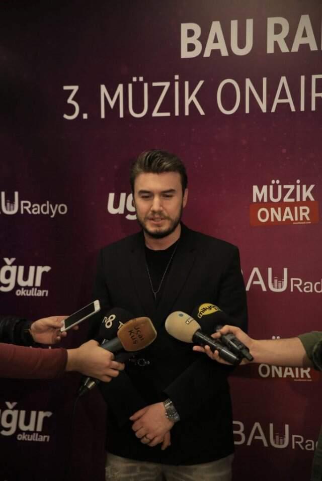 Okan Bayülgen'den Ödül Aldıktan Sonra Törenden Ayrılanlara Olay Gönderme: Ödülünü Alan Sevişmeye Koşuyor