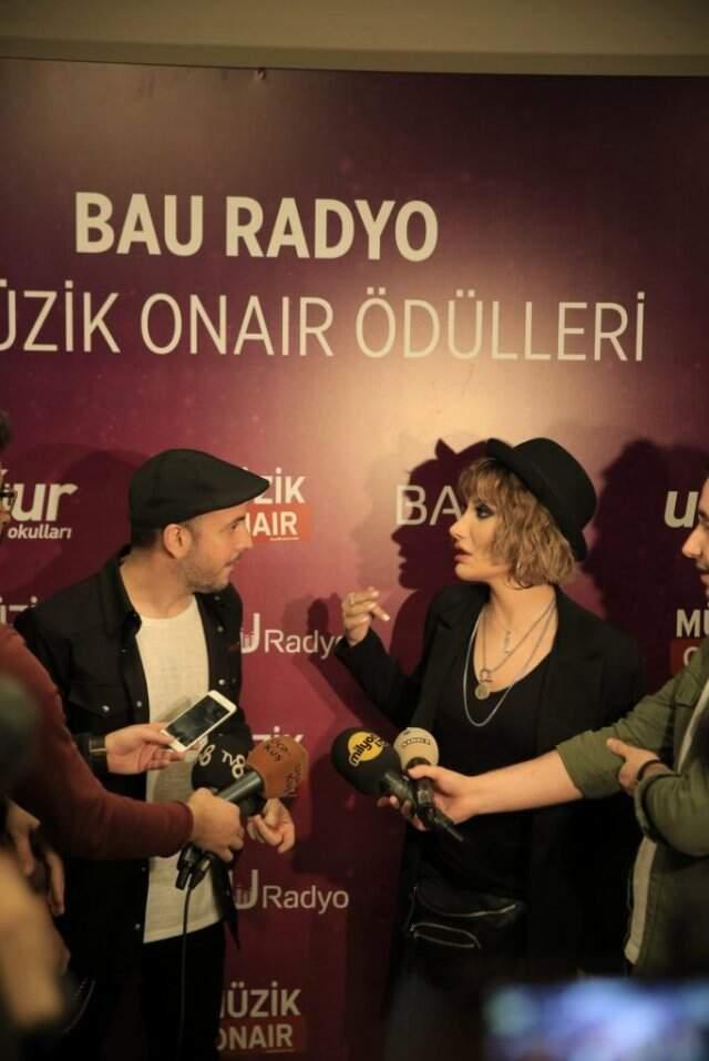 Okan Bayülgen'den Ödül Aldıktan Sonra Törenden Ayrılanlara Olay Gönderme: Ödülünü Alan Sevişmeye Koşuyor