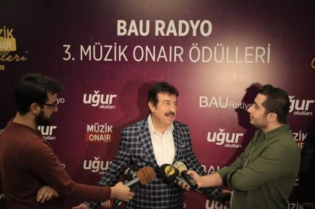 Okan Bayülgen'den Ödül Aldıktan Sonra Törenden Ayrılanlara Olay Gönderme: Ödülünü Alan Sevişmeye Koşuyor
