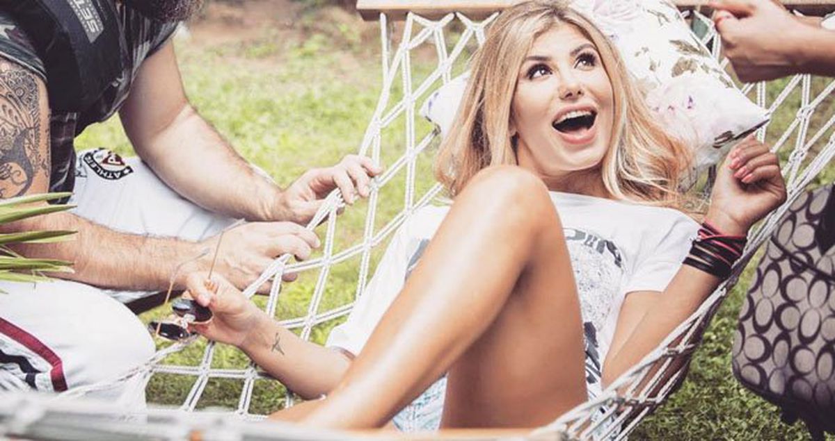 Şarkıcı Hatice, Instagram Hesabından Bacak Tüylerini Aldırdığı Anları Paylaştı