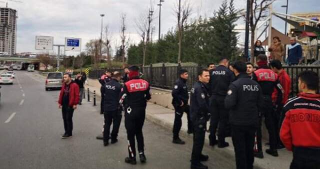 Son Dakika! İstanbul'da Bir AVM Önünde Silah Sesleri