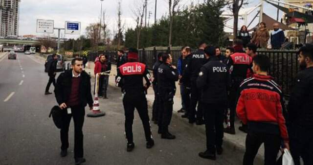 Son Dakika! İstanbul'da Bir AVM Önünde Silah Sesleri