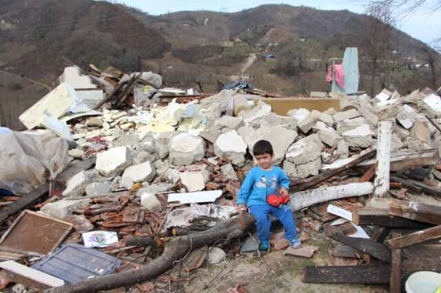 Torunlarını Doktora Götürdü, Döndüğünde Evini Yıkılmış Halde Buldu