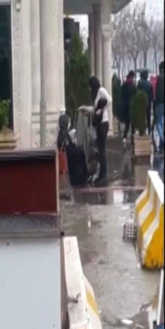 'Anne Üşüyorum' Çığlığını Duydu, Montunu Çıkarıp Çocuğa Verdi