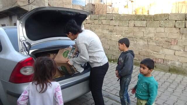 'Anne Üşüyorum' Çığlığını Duydu, Montunu Çıkarıp Çocuğa Verdi