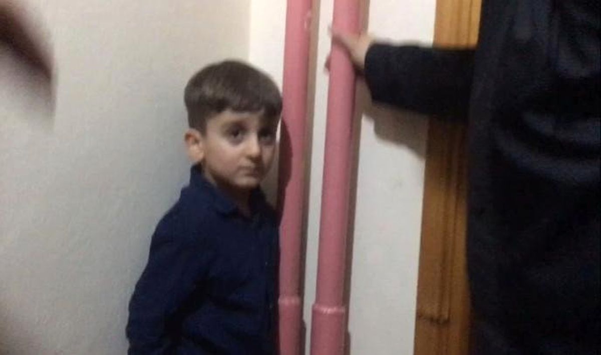 Ayağı Kalorifer Borusu ile Duvar Arasında Sıkışan Miniğin İmdadına, İtfaiyeci Abileri Yetişti