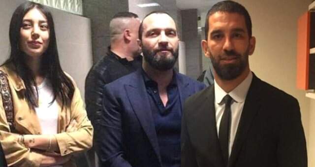 Berkay Şahin'in Burnunu Kırdığı İçin Hakim Karşısına Çıkan Arda Turan, Annesiyle Fotoğraf Paylaştı