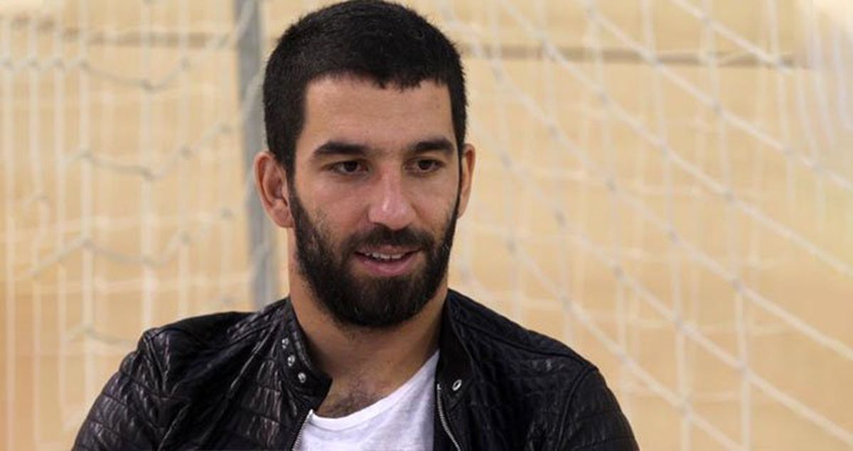 Berkay Şahin'in Burnunu Kırdığı İçin Hakim Karşısına Çıkan Arda Turan, Annesiyle Fotoğraf Paylaştı
