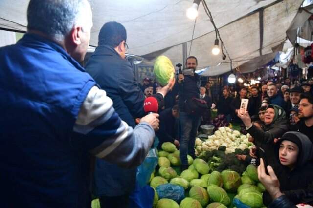 CHP'nin İstanbul Adayı Ekram İmamoğlu, Pazarda Tezgahın Üzerine Çıkıp Lahana Sattı