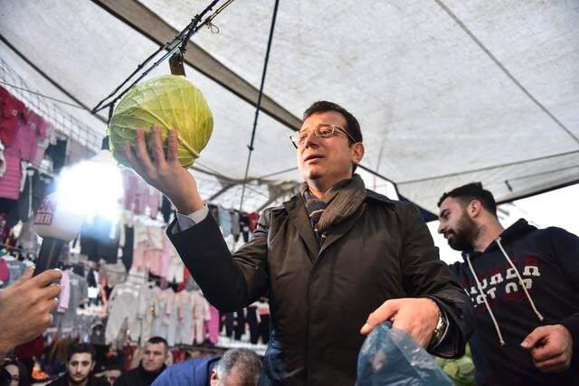 CHP'nin İstanbul Adayı Ekram İmamoğlu, Pazarda Tezgahın Üzerine Çıkıp Lahana Sattı