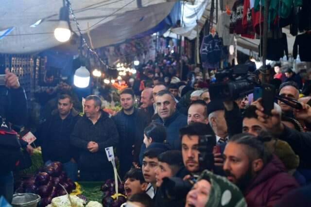 CHP'nin İstanbul Adayı Ekram İmamoğlu, Pazarda Tezgahın Üzerine Çıkıp Lahana Sattı