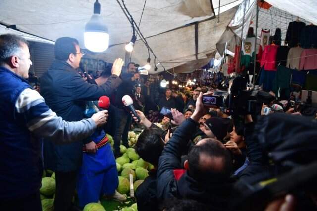 CHP'nin İstanbul Adayı Ekram İmamoğlu, Pazarda Tezgahın Üzerine Çıkıp Lahana Sattı