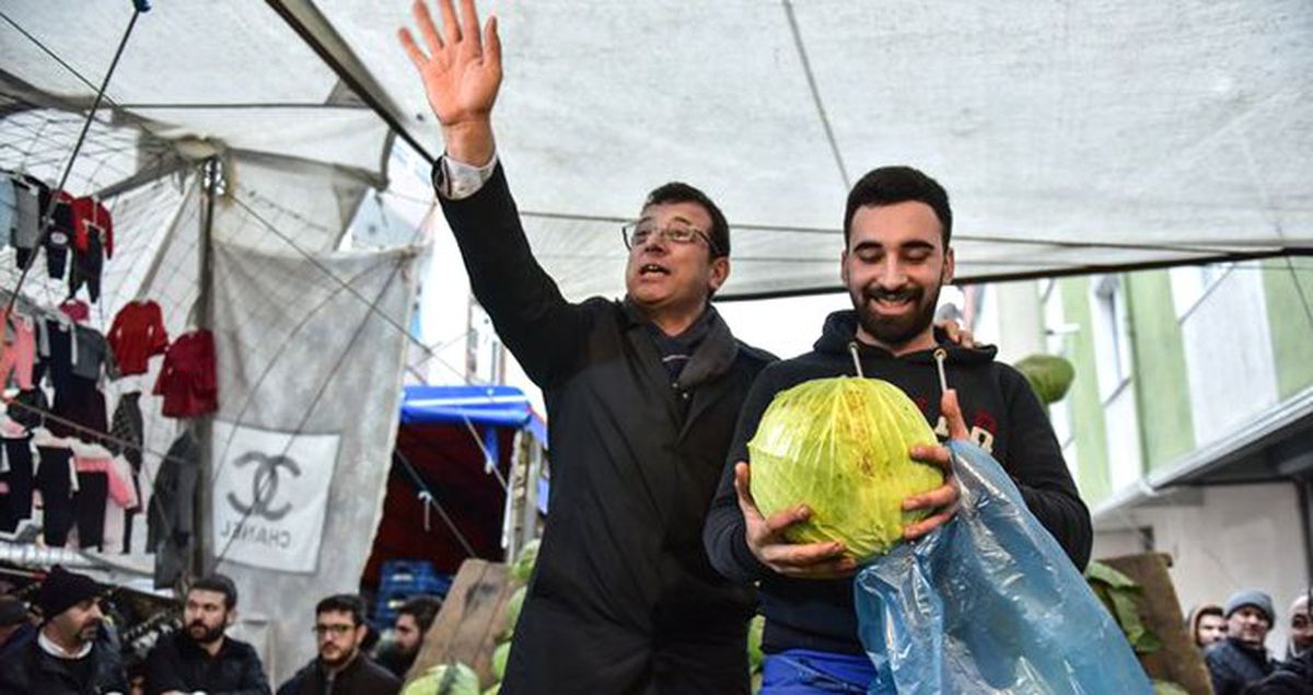 CHP'nin İstanbul Adayı Ekrem İmamoğlu, Pazarda Tezgahın Üzerine Çıkıp Lahana Sattı