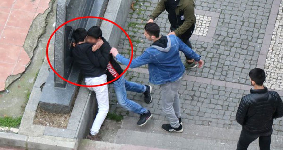 Çocukların Uçan Tekmeli ve Yumruklu Kavgası Kamerada!