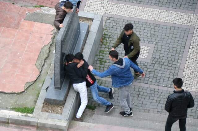 Çocukların Uçan Tekmeli ve Yumruklu Kavgası Kamerada!