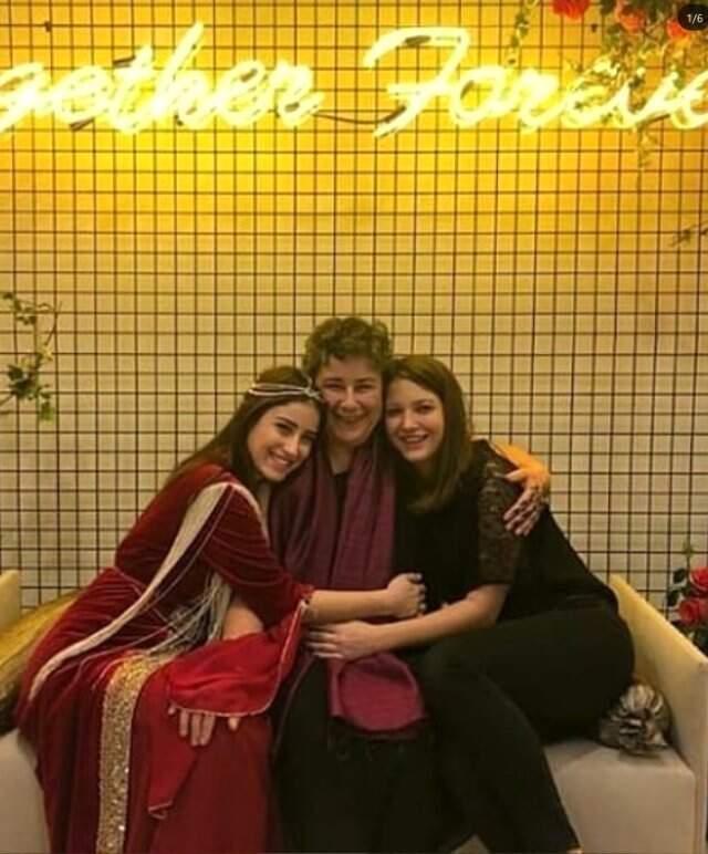 Düğün İçin Gün Sayan Hazal Kaya, Dostlarıyla Kına Gecesi Yaptı
