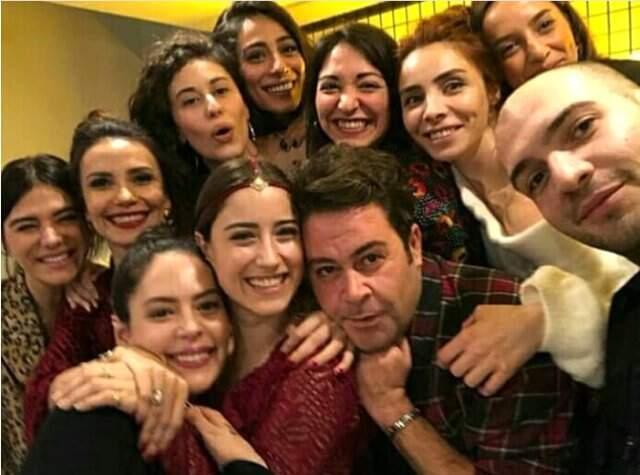 Düğün İçin Gün Sayan Hazal Kaya, Dostlarıyla Kına Gecesi Yaptı