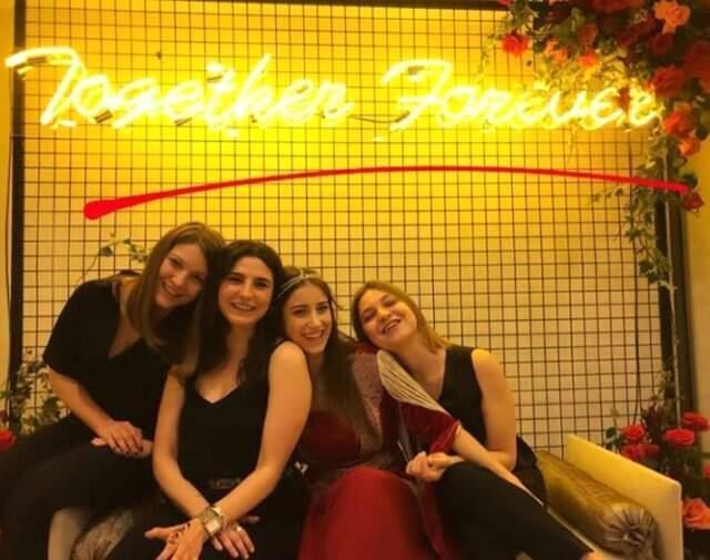 Düğün İçin Gün Sayan Hazal Kaya, Dostlarıyla Kına Gecesi Yaptı