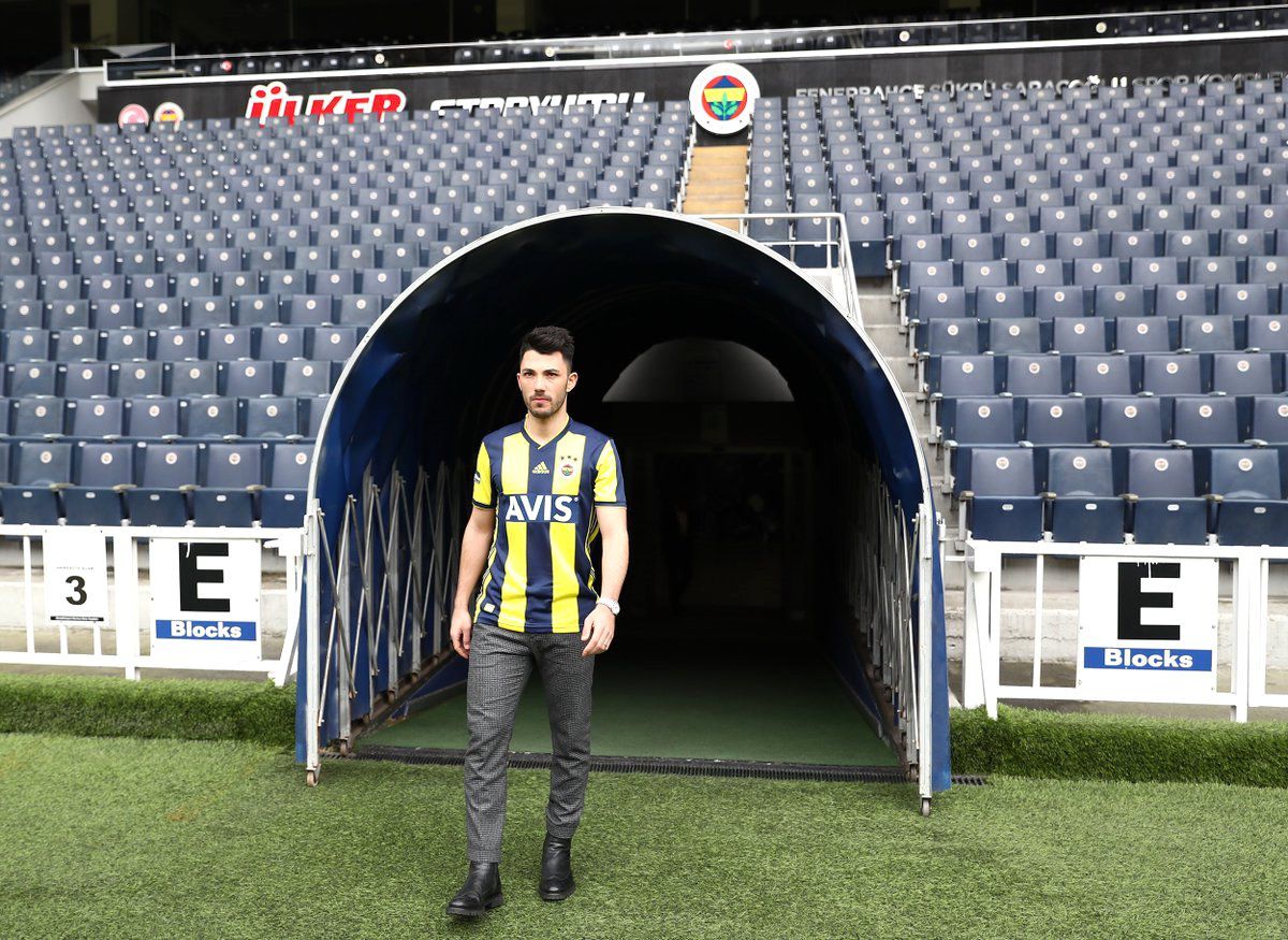 Fenerbahçe'nin Yeni Transferi Tolgay Arslan, Beşiktaş'a Veda Etti
