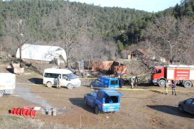 Hırsızlık Amacıyla Girdikleri Evde 5 Kişilik Aileyi Öldürüp Ateşe Veren Sanıklara Ceza Yağdı
