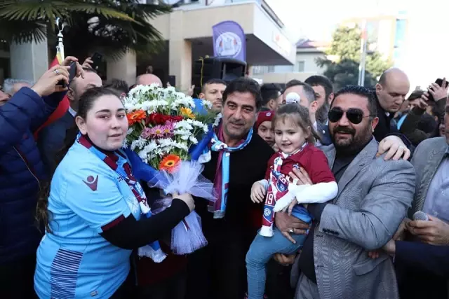 Vakfıkebir'de Trabzonspor Teknik Direktörü Ünal Karaman'a Sevgi Seli Vakfıkebir'de Trabzonspor Teknik Direktörü Ünal Karaman'a Sevgi Seli