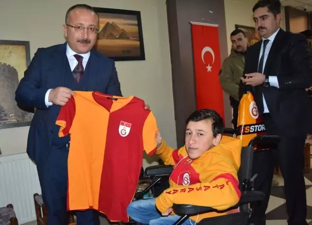 Vali Atik'ten Engelliye Metin Oktay Forması Vali Atik'ten Engelliye Metin Oktay Forması