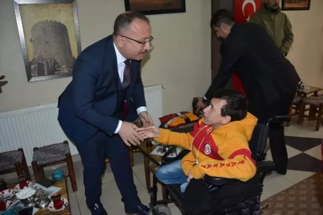 Vali Atik'ten Engelliye Metin Oktay Forması Vali Atik'ten Engelliye Metin Oktay Forması