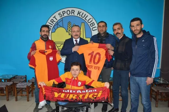 Vali Atik'ten Engelliye Metin Oktay Forması Vali Atik'ten Engelliye Metin Oktay Forması