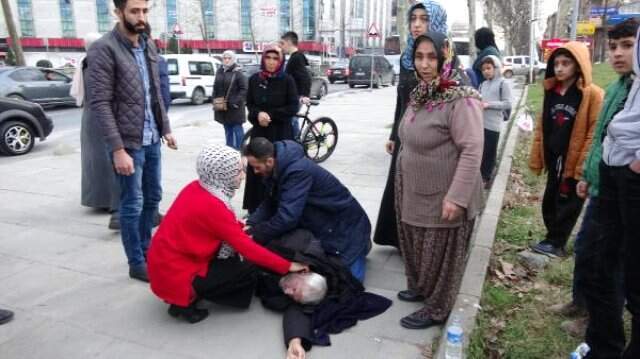 Yaşlı Adamı Hayata Döndüren Gizemli Kadın Otomobile Binip Hızla Uzaklaştı