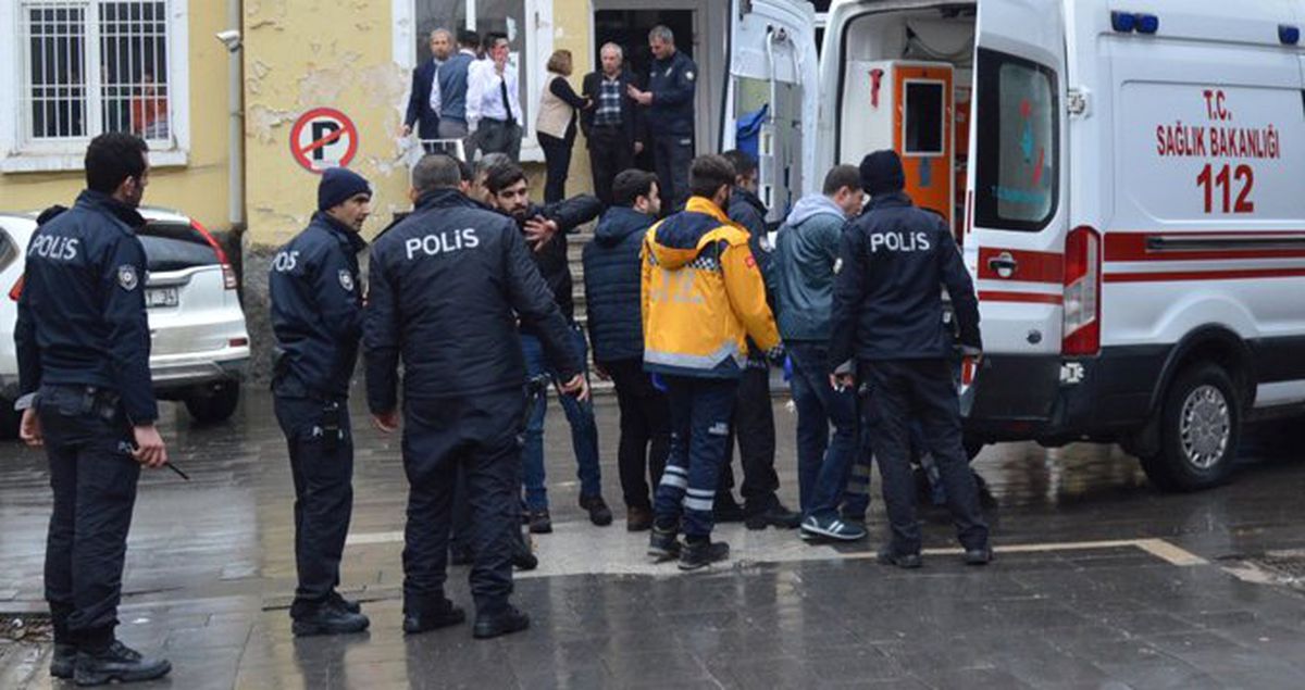 Adliyeye Giden İki Kardeş Tartışma Yaşadıkları Polislere Tahralarla Saldırdı