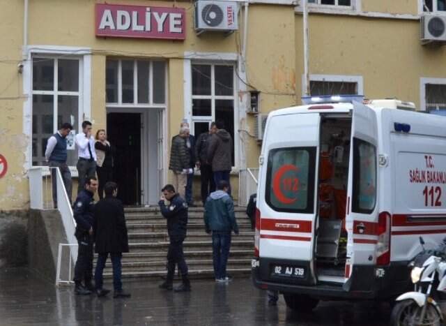 Adliyeye Giden İki Kardeş Tartışma Yaşadıkları Polislere Tahralarla Saldırdı