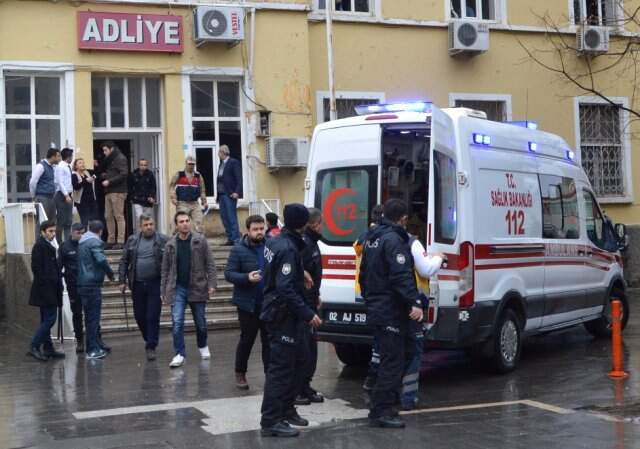 Adliyeye Giden İki Kardeş Tartışma Yaşadıkları Polislere Tahralarla Saldırdı