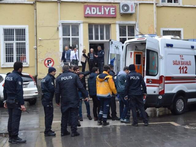 Adliyeye Giden İki Kardeş Tartışma Yaşadıkları Polislere Tahralarla Saldırdı