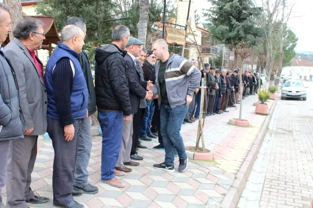 Askere Giden Genç, Kendisi İçin Metrelerce Kuyruk Oluşturan 200 Kişinin Elini Öpüp Helallik İstedi Askere Giden Genç, Kendisi İçin Metrelerce Kuyruk Oluşturan 200 Kişinin Elini Öpüp Helallik İstedi