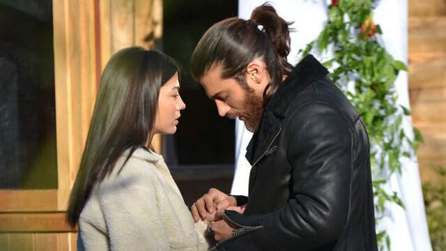 Demet Özdemir'in Aşk Yaşadıkları Konuşulan Can Yaman İlginç Çıkış: Daha Çok Beklersiniz