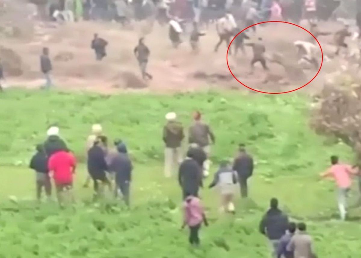 Şehre İnen Leopar, Meraklı Halka Saldırıp Tek Tek Yere Devirdi