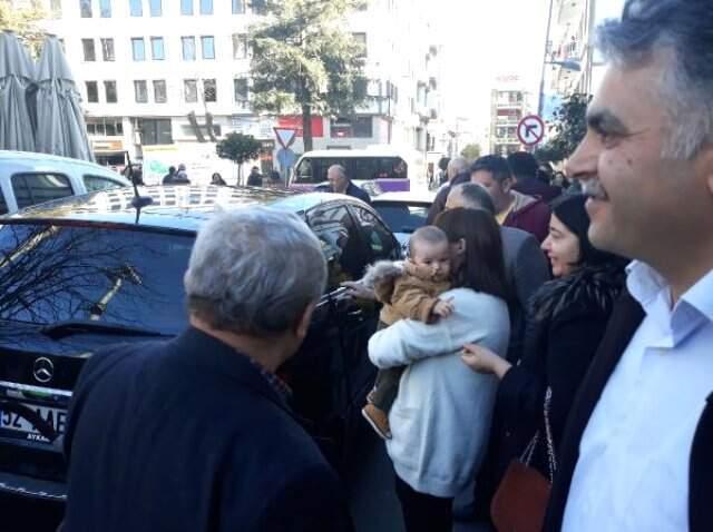 Otomobilde Unuttuğu Bebek Çıkarılınca Sarılıp Öptü