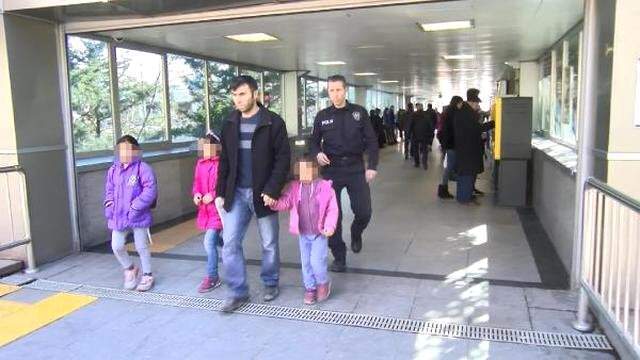 Psikolojik Sorunlar Yaşayan Baba, Kız Çocuklarını Metro Raylarına Bırakıp Ölüme Terk Etti