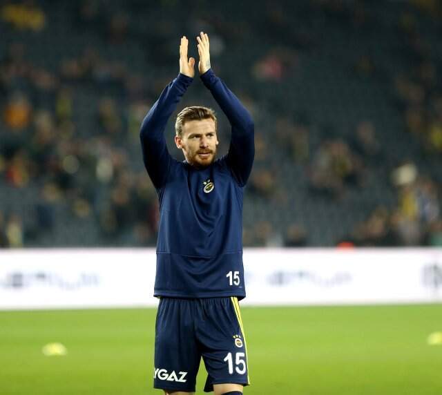 Serdar Aziz ve Tolgay Arslan, Fenerbahçe Armasını Öptü