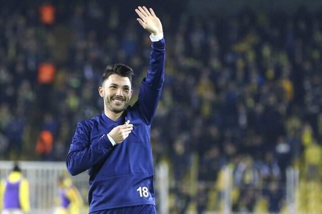 Serdar Aziz ve Tolgay Arslan, Fenerbahçe Armasını Öptü