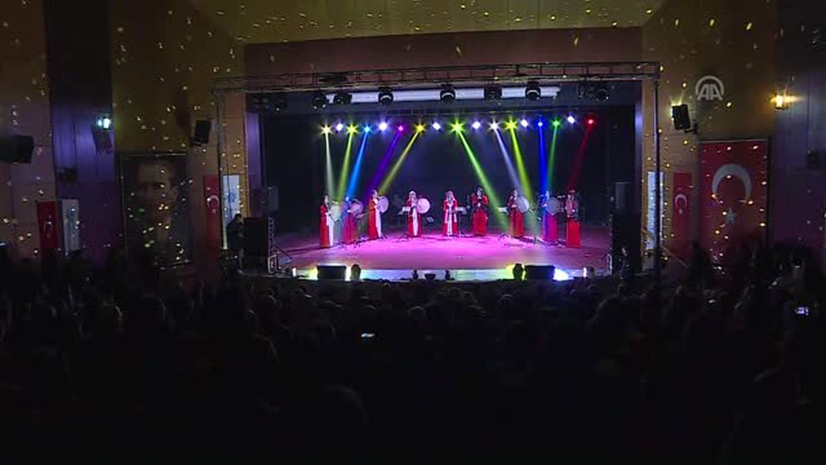 Soylu, Reng-i Hakkari Kültür, Sanat Topluluğu'nun Gösterisini İzledi