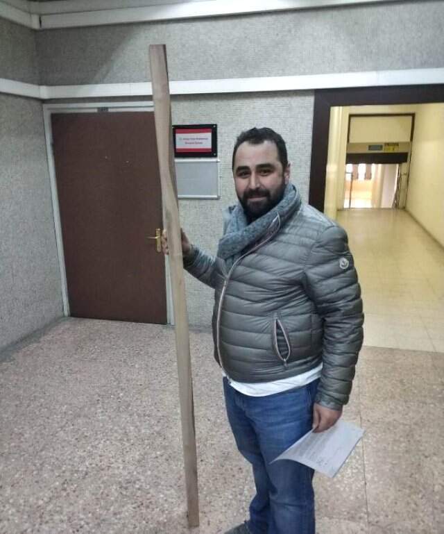 Avukat, 'Müvekkilimin Boyu 1.50' Deyip, 2 Metrelik Kalası Delil Olarak Sundu