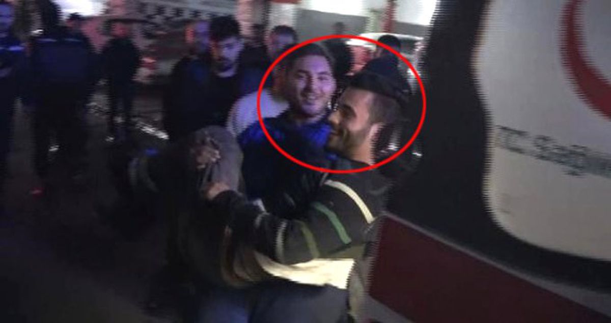 Bacağından Vurulan Genç Ambulansa Taşınırken Hem Güldü Hem Şarkı Söyledi