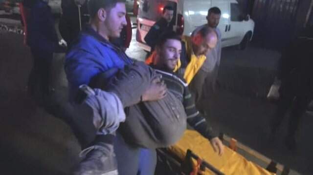 Bacağından Vurulan Genç Ambulansa Taşınırken Hem Güldü Hem Şarkı Söyledi