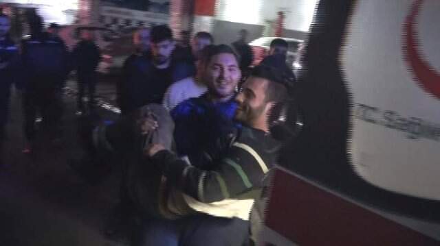 Bacağından Vurulan Genç Ambulansa Taşınırken Hem Güldü Hem Şarkı Söyledi